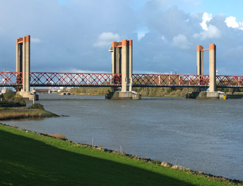 Aanbrengen zinkerleiding bij Spijkenissebrug